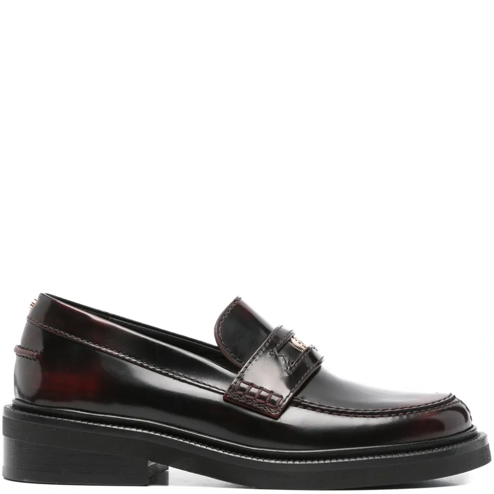 Лоферы с медальоном