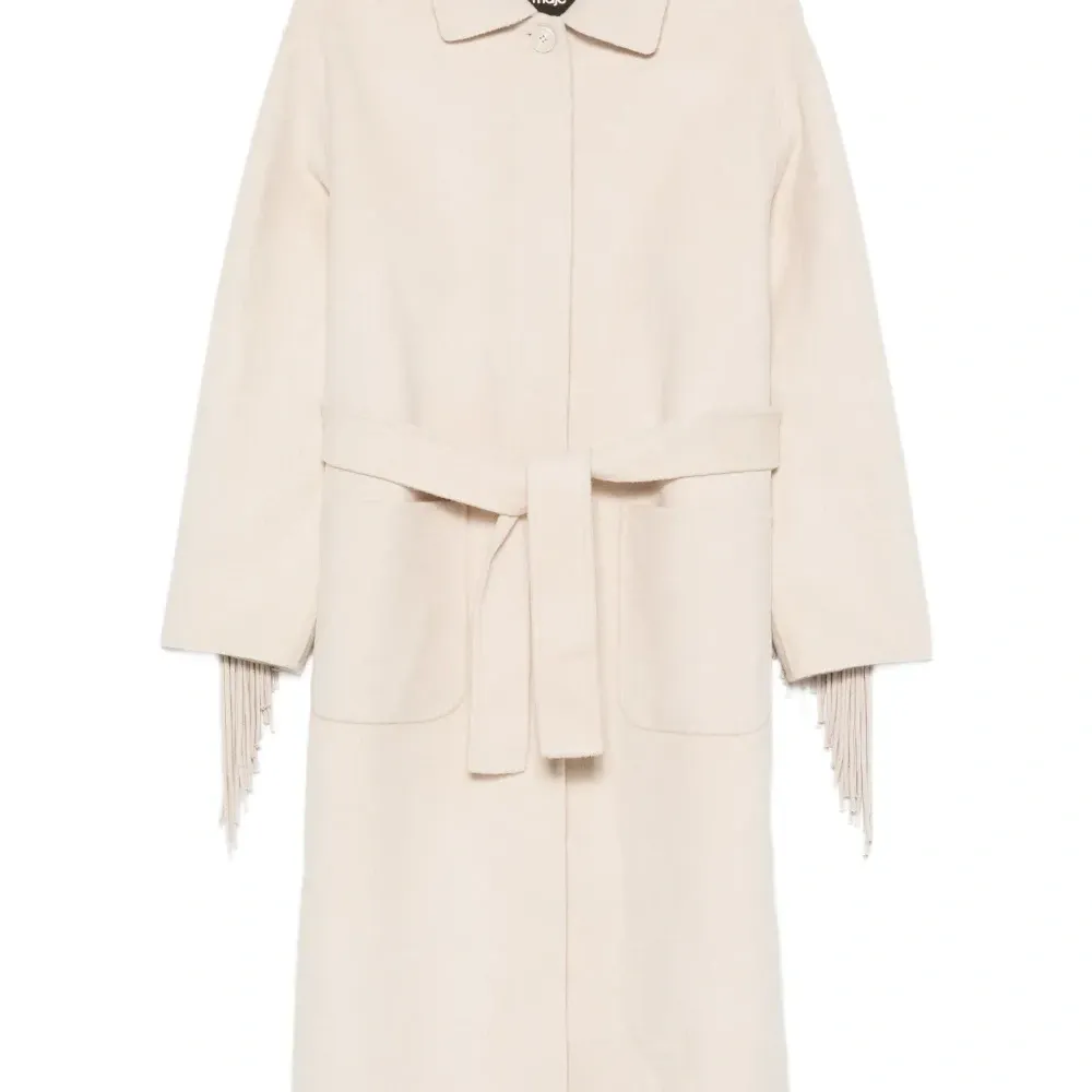 Однобортное пальто с поясом и бахромой