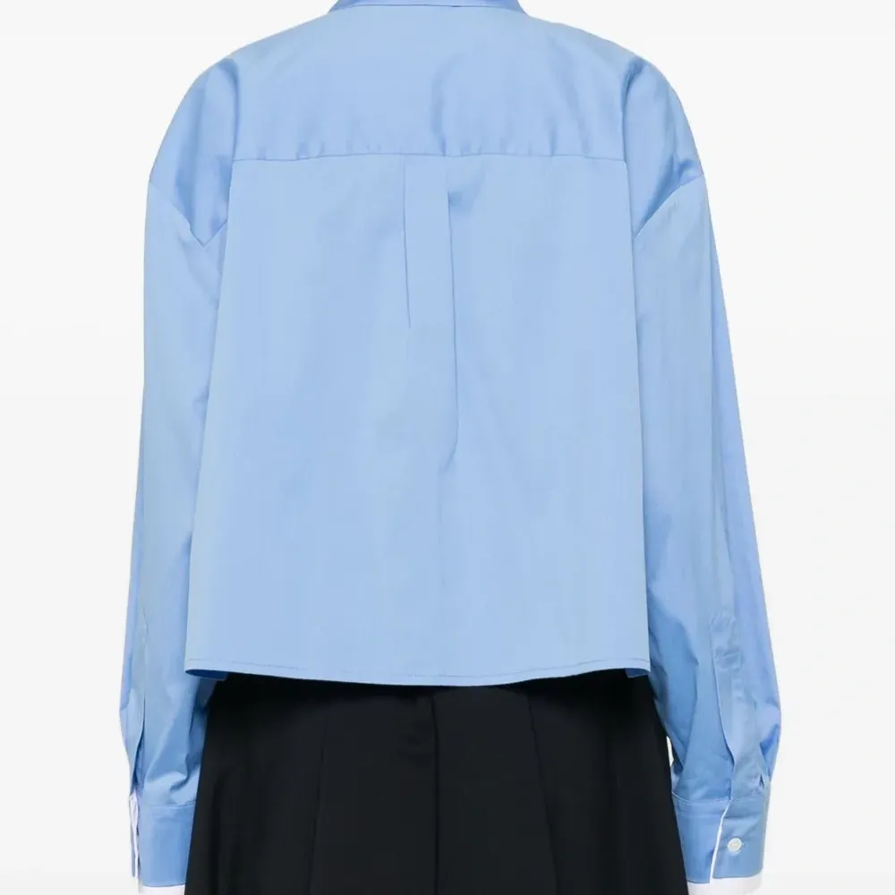 Блузка с брошью