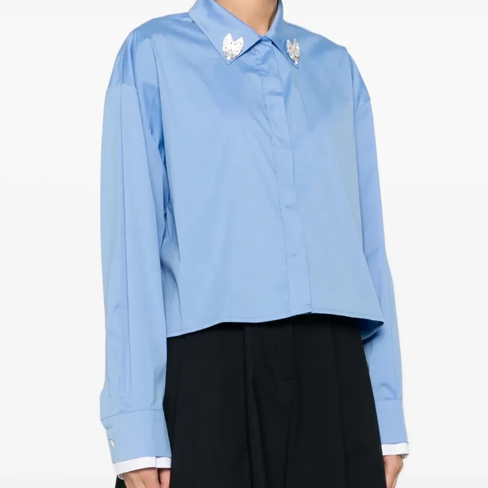 Блузка с брошью