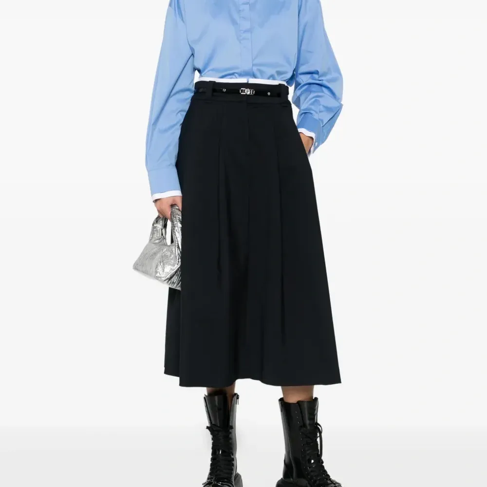 Блузка с брошью