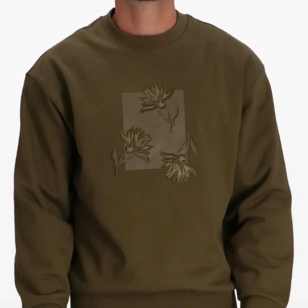 Толстовка с цветочной вышивкой