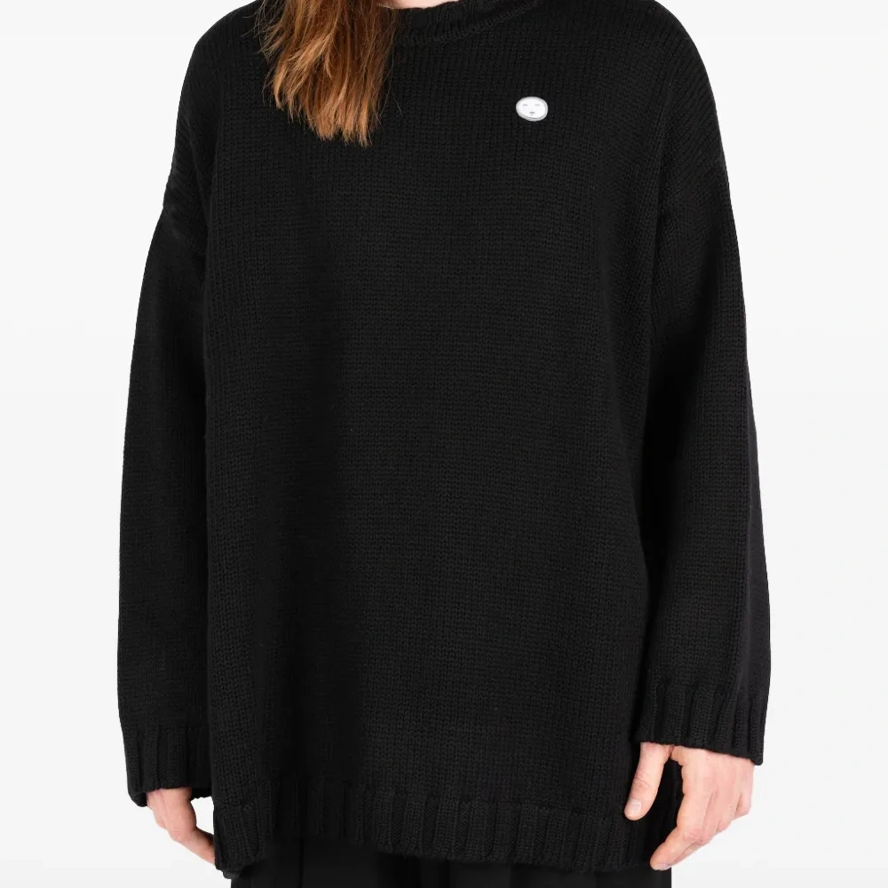 Свитер с нашивкой-логотипом