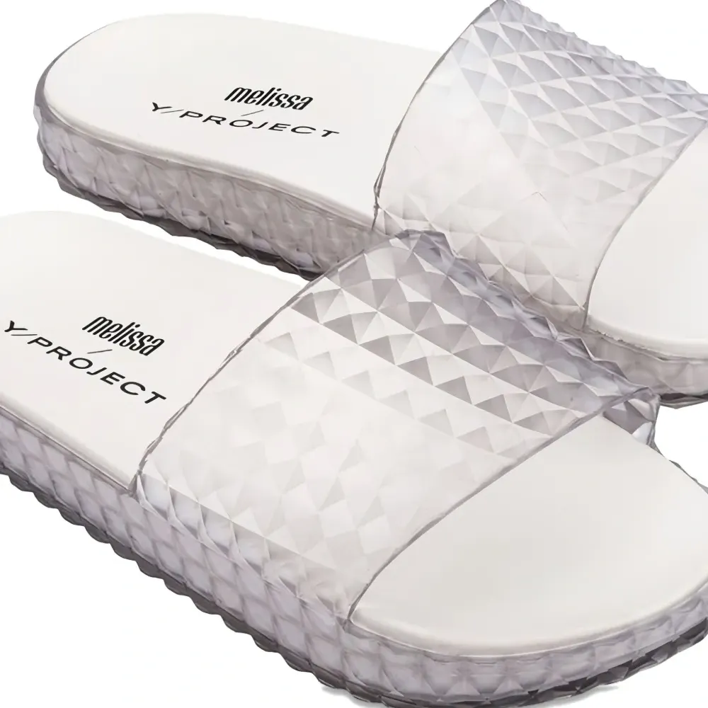 Шлепанцы с тиснением