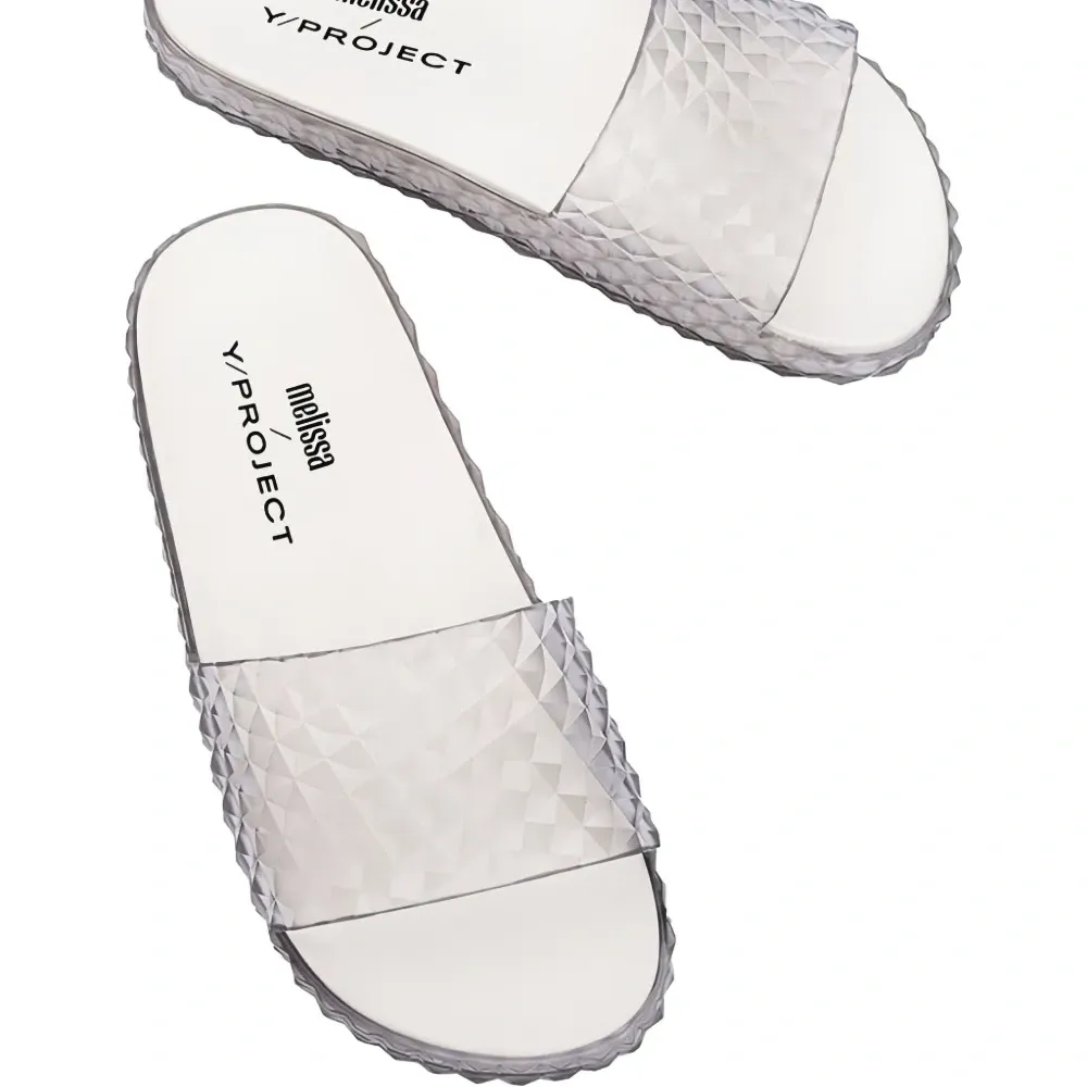 Шлепанцы с тиснением