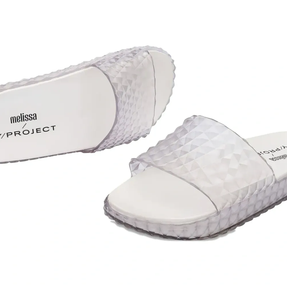 Шлепанцы с тиснением