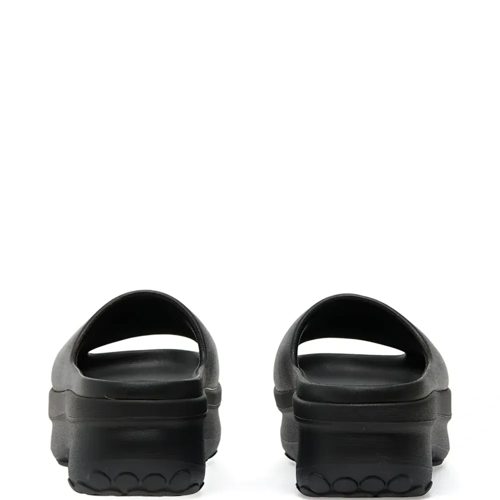 Шлепанцы Adifom Stan на платформе с тисненым логотипом