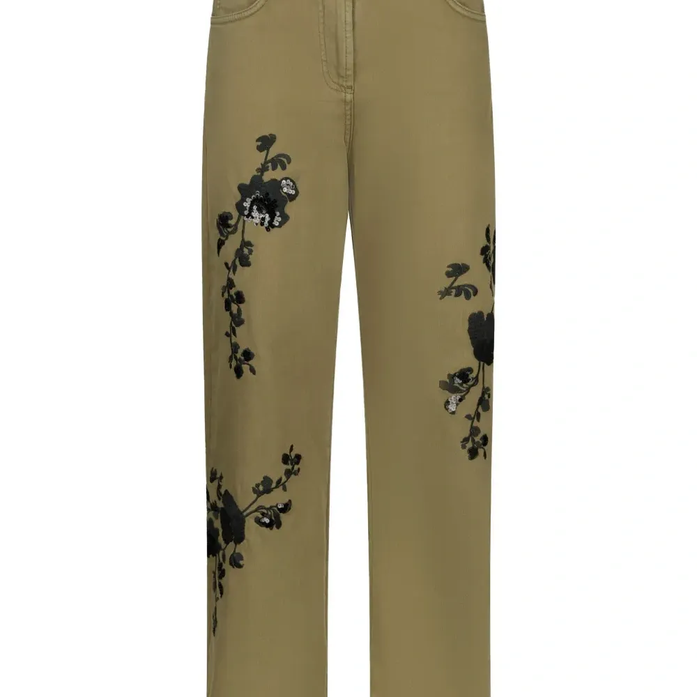 Расклешенные джинсы с цветочной вышивкой