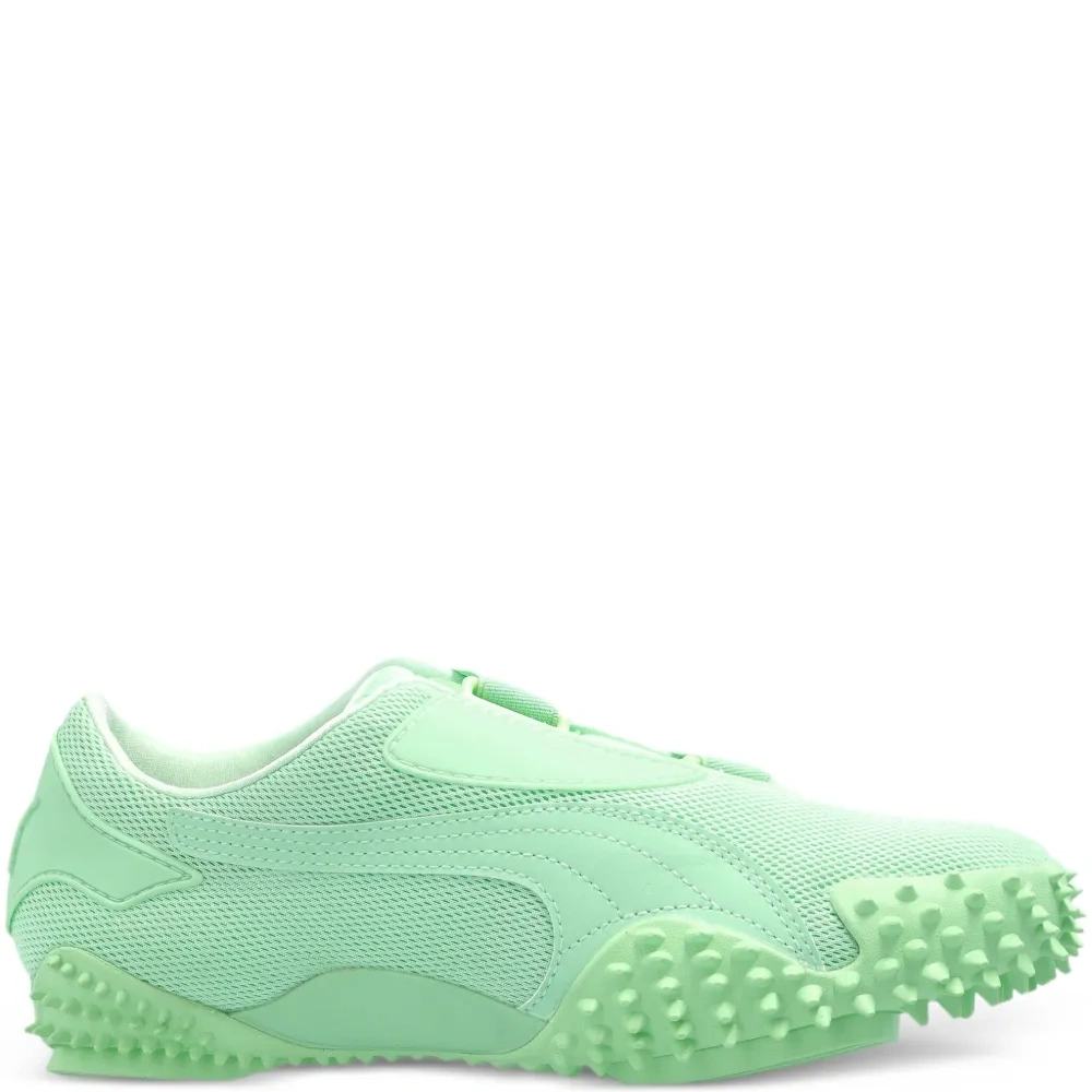 Кроссовки с шипами на подошве