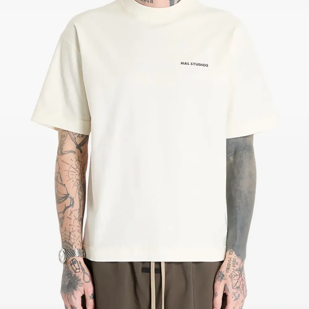 Футболка с вышитым логотипом