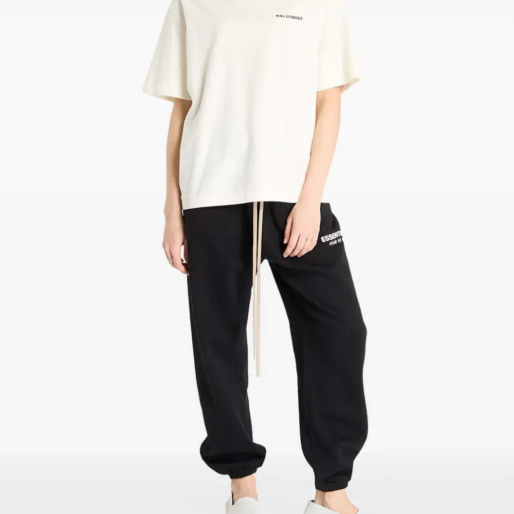 Футболка с вышитым логотипом