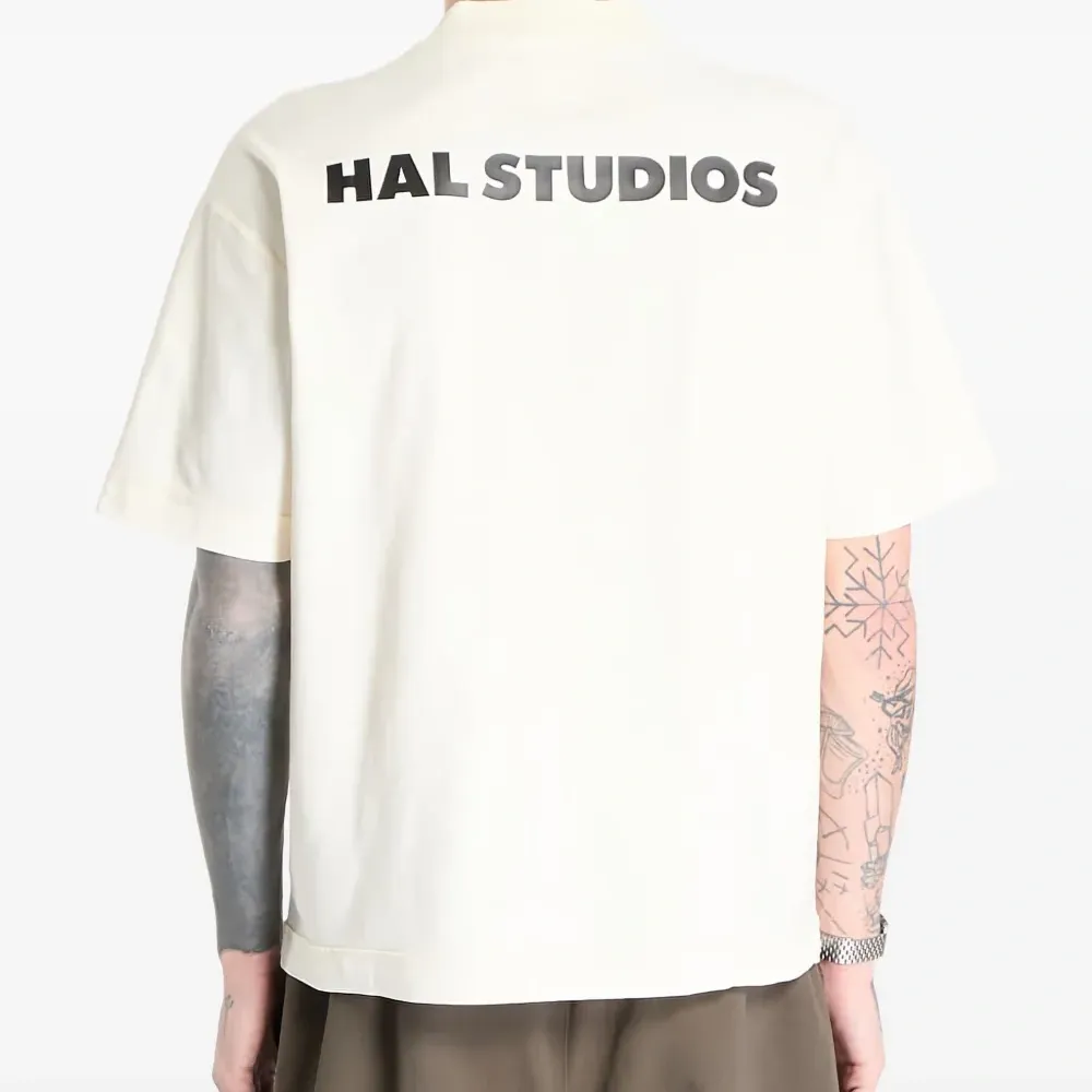 Футболка с вышитым логотипом