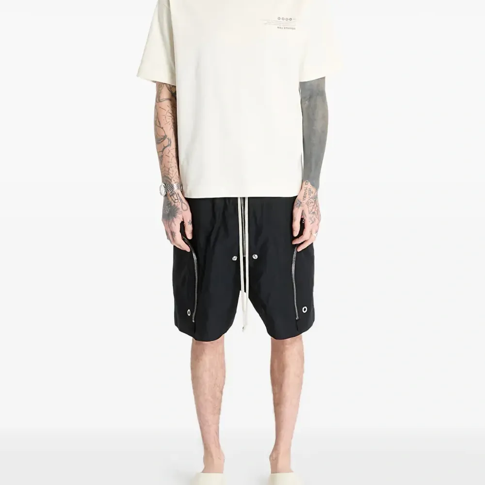 Футболка с вышитым логотипом