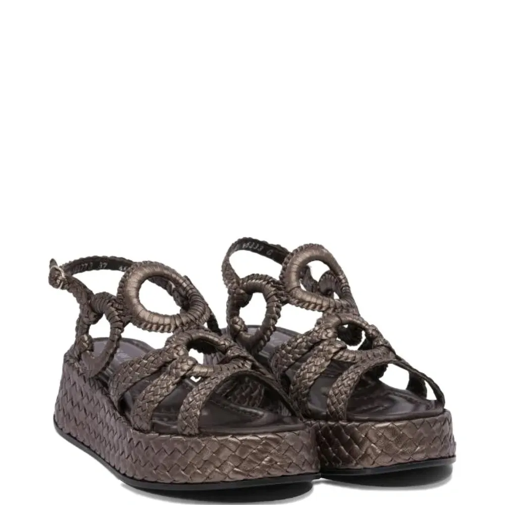 Сандалии с плетеными ремешками Сандалии с плетеными ремешками