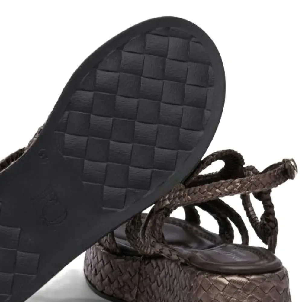 Сандалии с плетеными ремешками Сандалии с плетеными ремешками