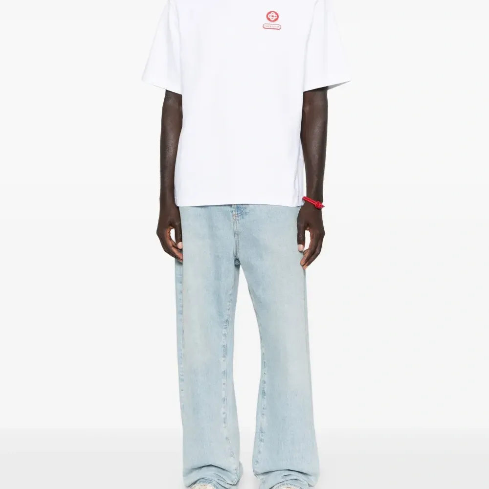 Футболка с нашивкой-логотипом