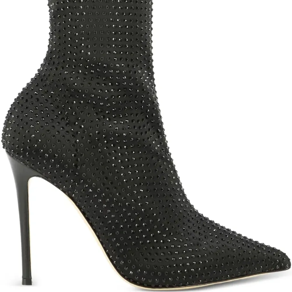 Ботильоны с заостренным носком и кристаллами Ботильоны с заостренным носком и кристаллами