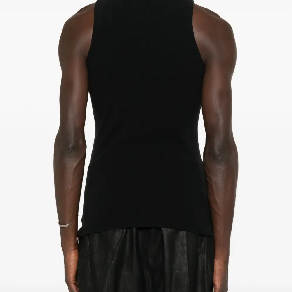 Топ без рукавов с вышитым логотипом Топ без рукавов с вышитым логотипом