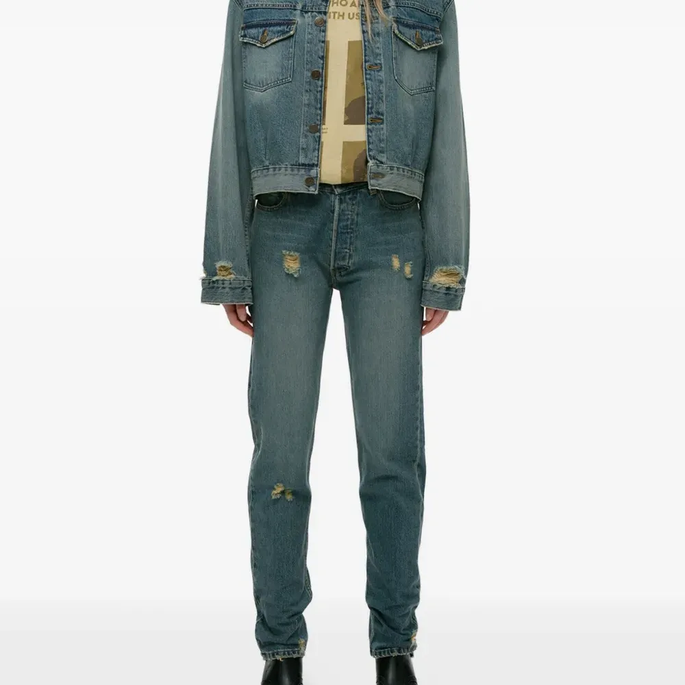 Прямые джинсы с эффектом потертости