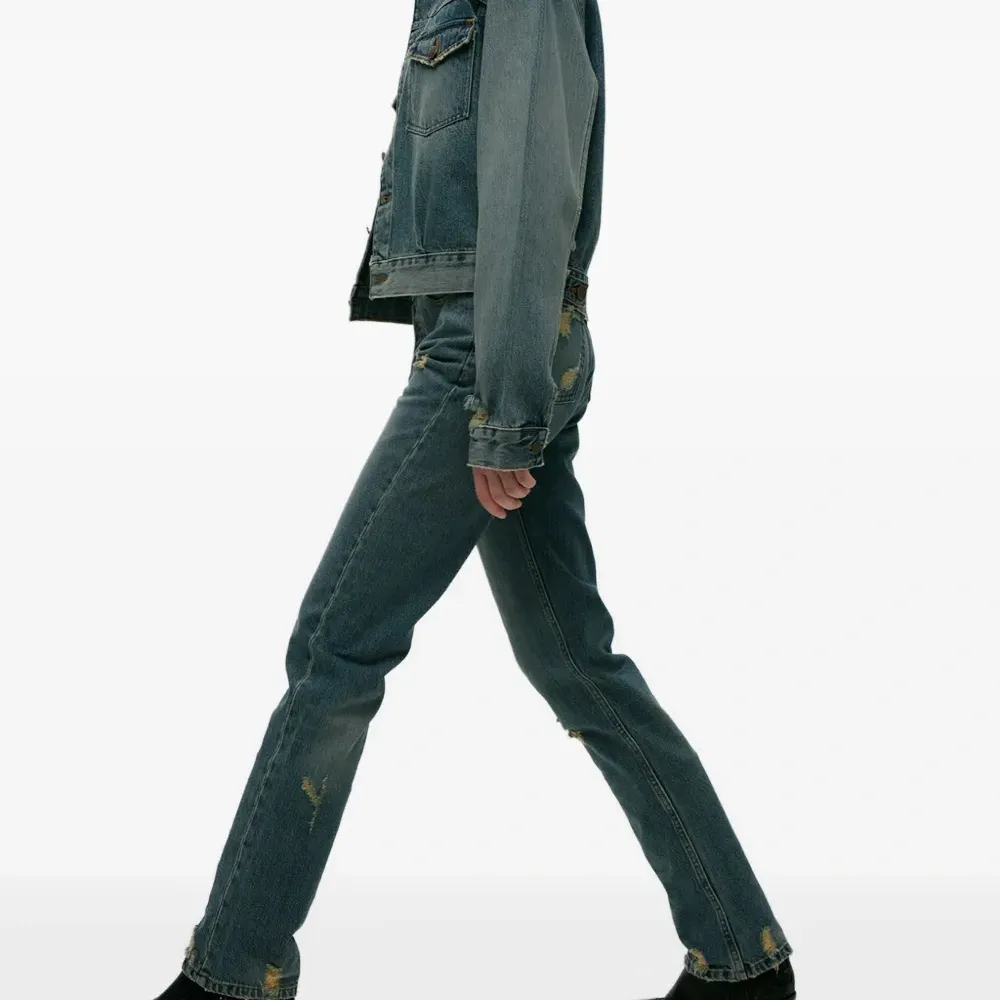 Прямые джинсы с эффектом потертости