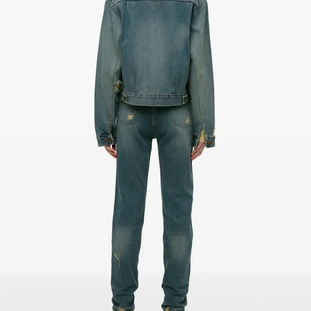 Прямые джинсы с эффектом потертости