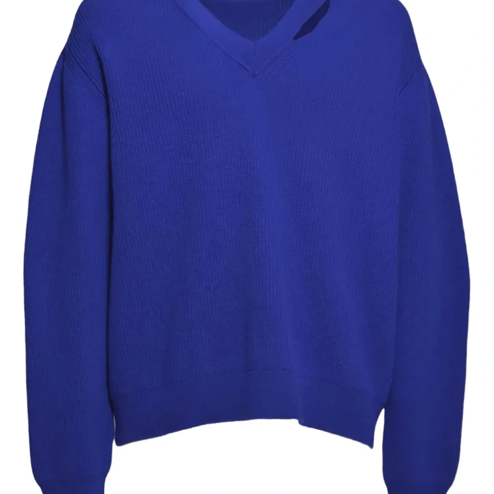 шерстяной свитер с V-образным вырезом