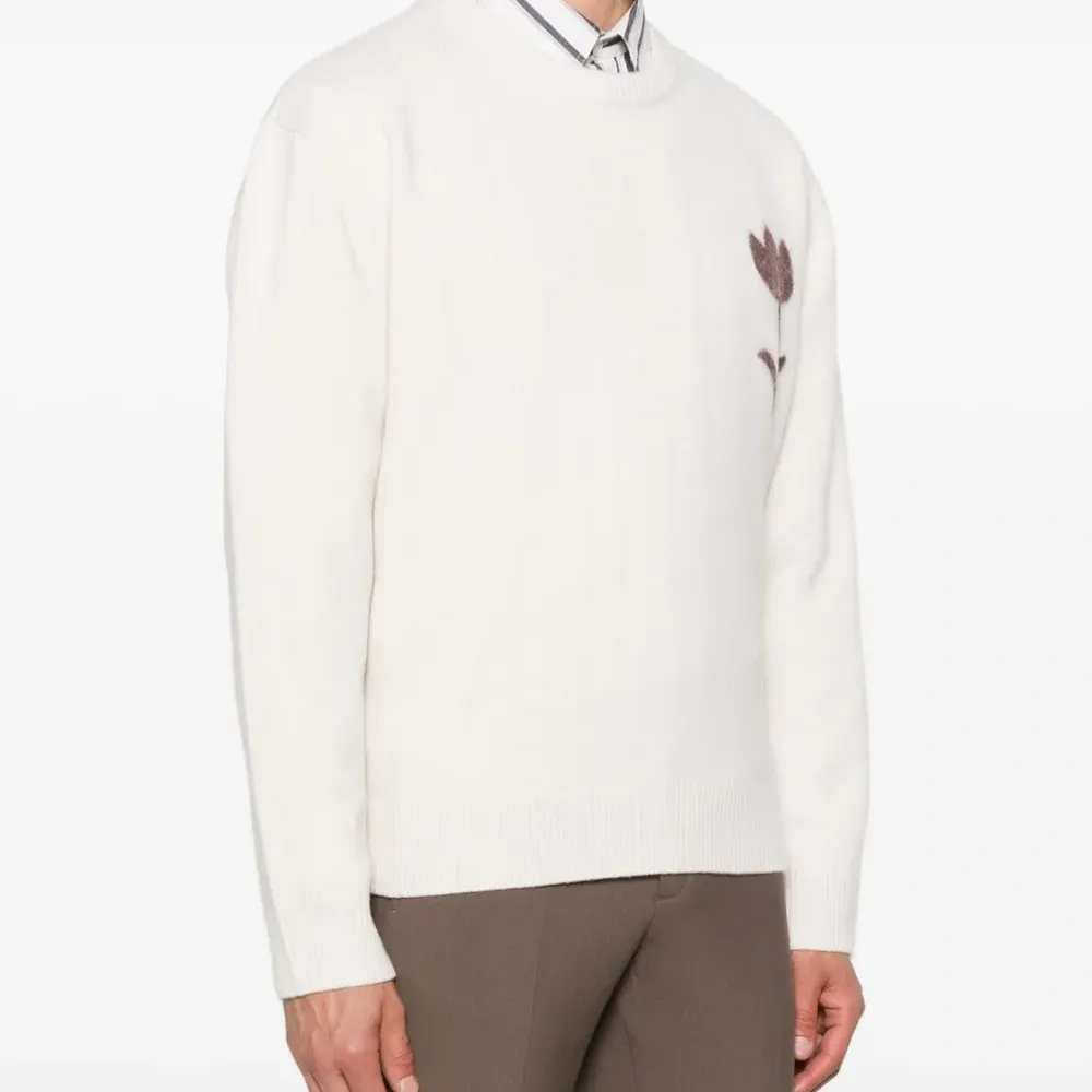 Толстовка с цветочной аппликацией