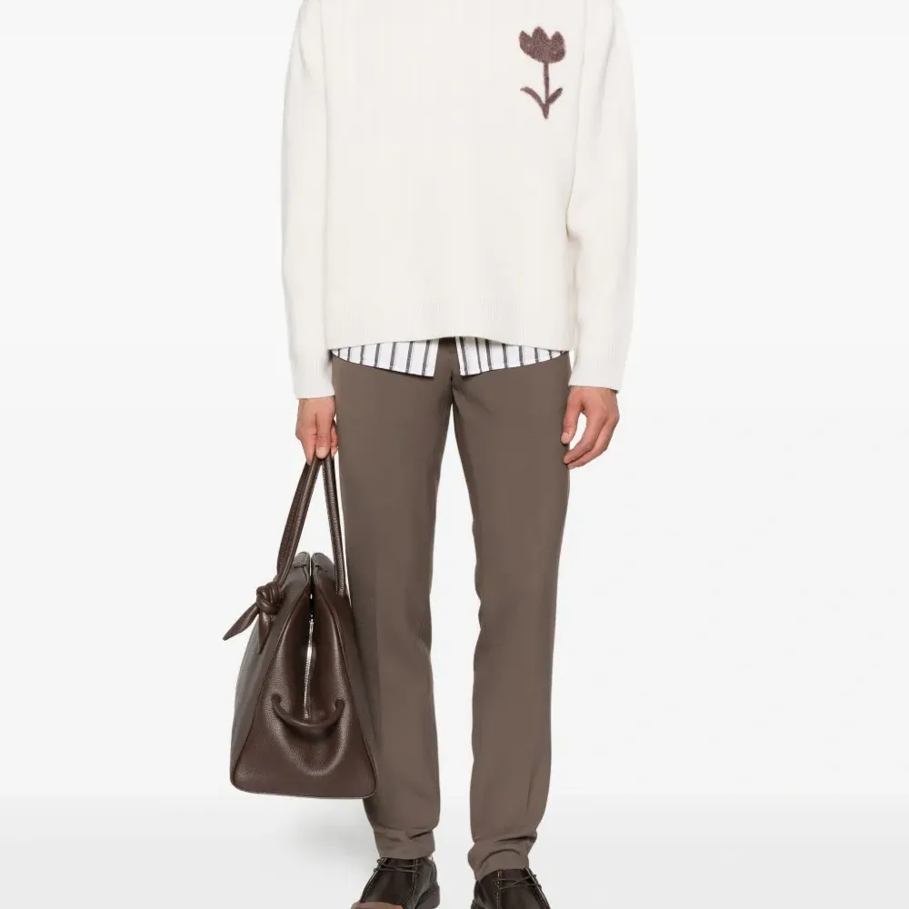 Толстовка с цветочной аппликацией