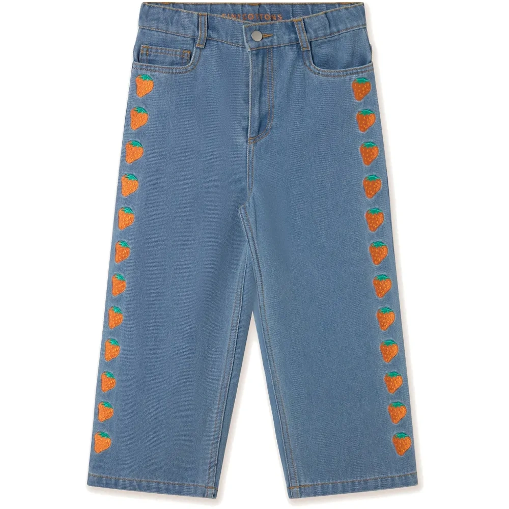 Джинсы с вышивкой в виде клубники