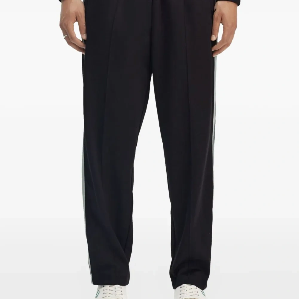 Спортивные брюки с лампасами