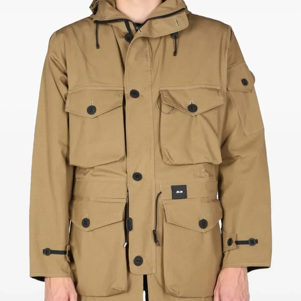 Легкая куртка с карманами