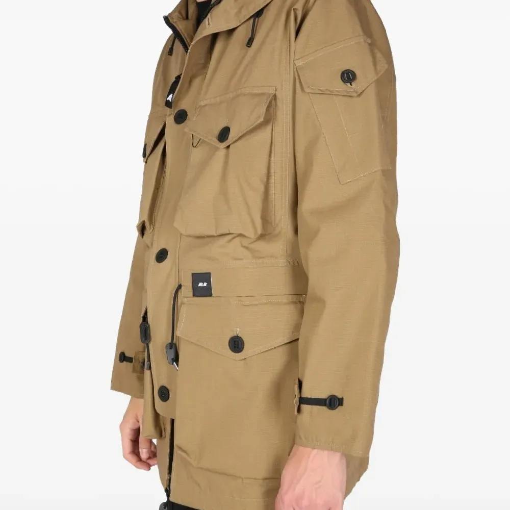 Легкая куртка с карманами