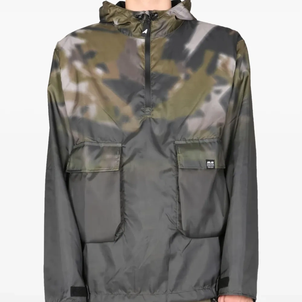 Куртка с воротником на молнии и камуфляжным принтом