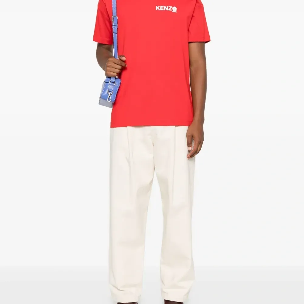 футболка с логотипом