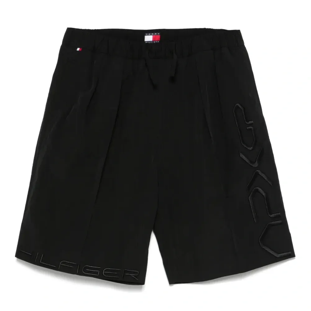 шорты с вышитым логотипом из коллаборации с Mercedes