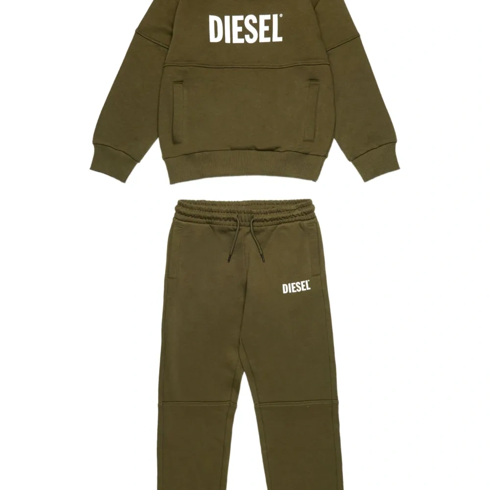 Спортивный костюм с вышитым логотипом