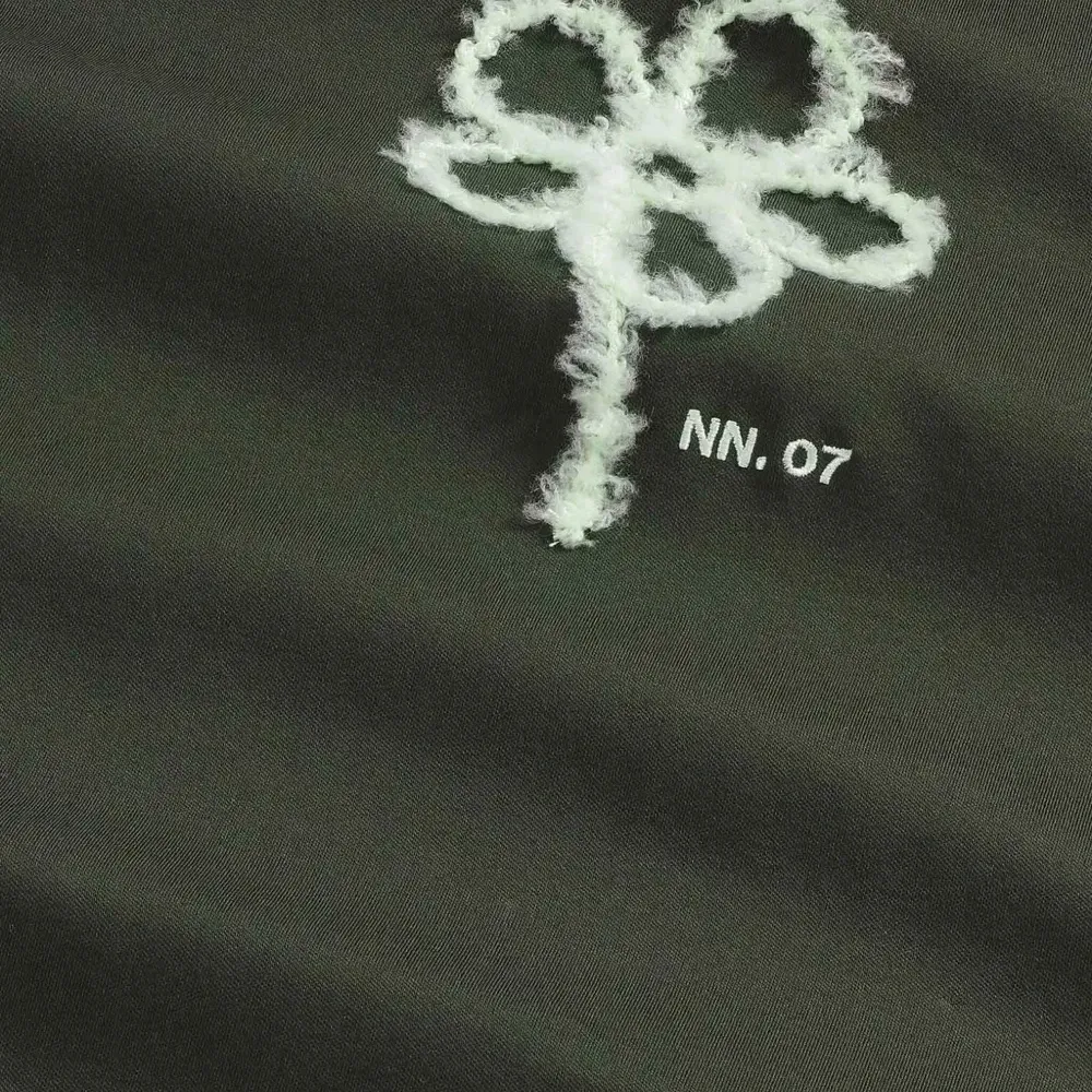 Футболка с цветочной вышивкой Футболка с цветочной вышивкой