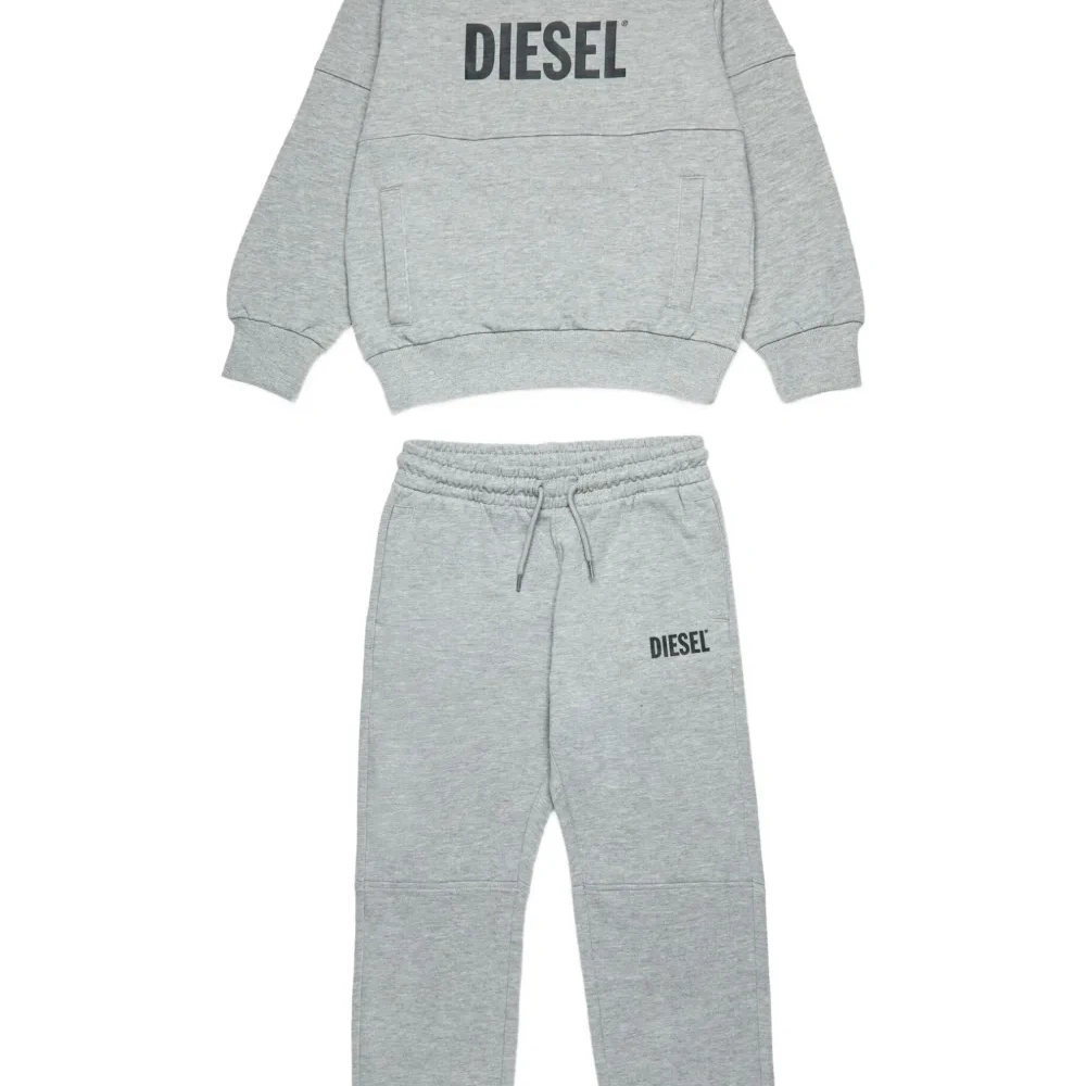 Спортивный костюм с вышитым логотипом