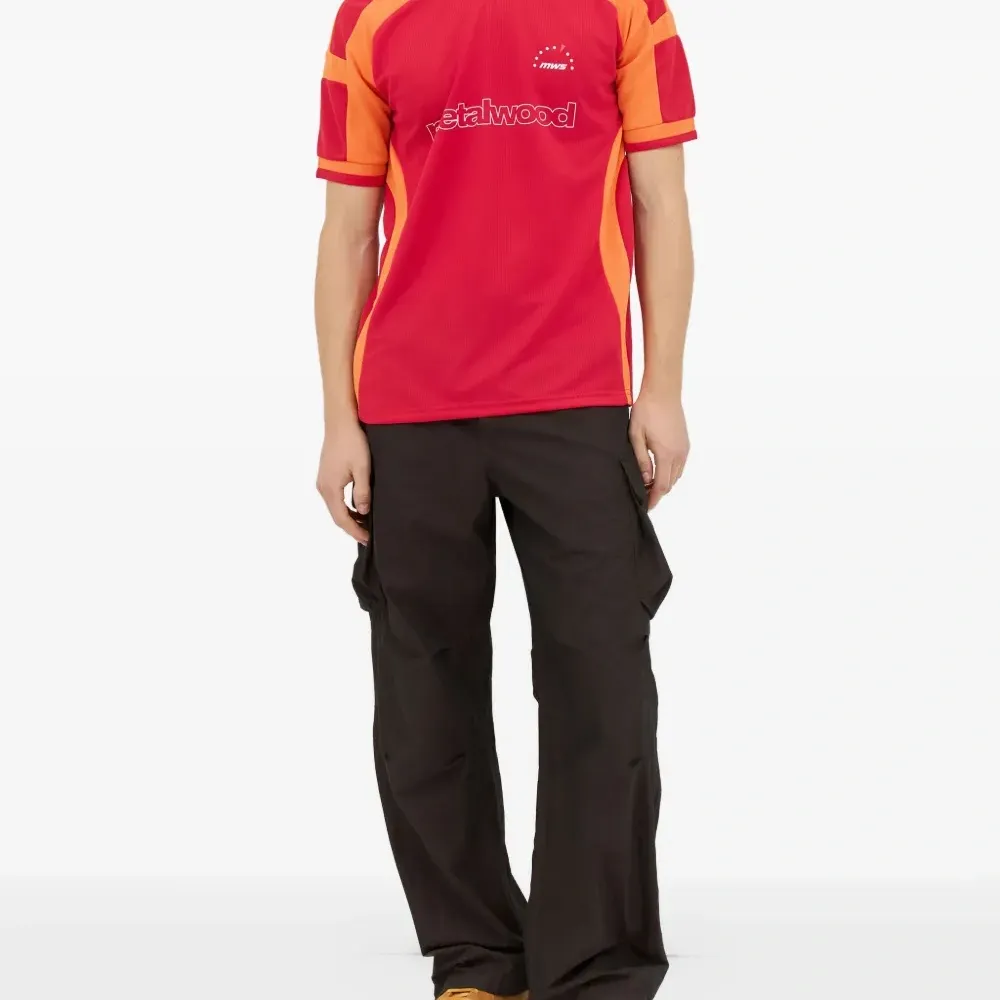 футболка с логотипом