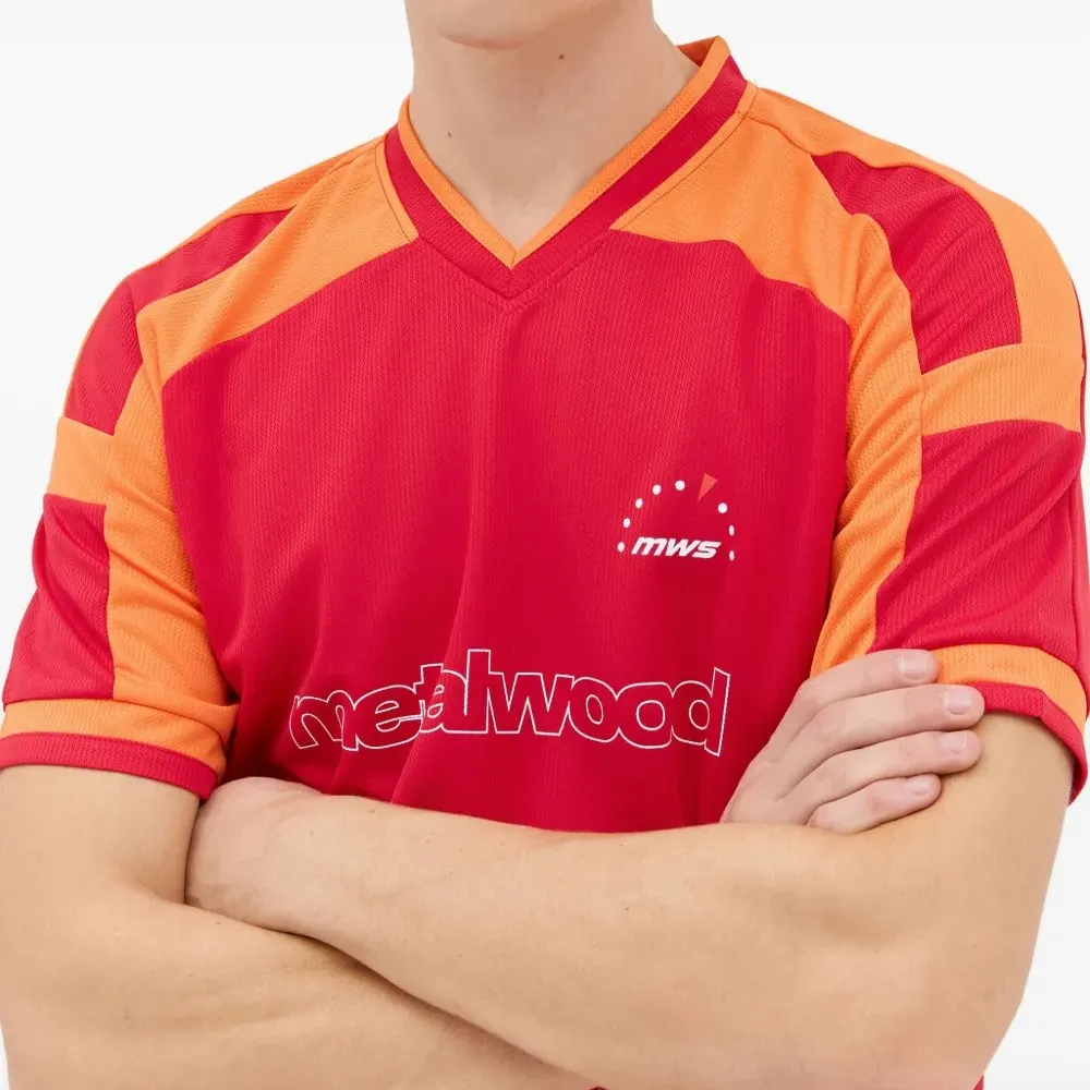 футболка с логотипом