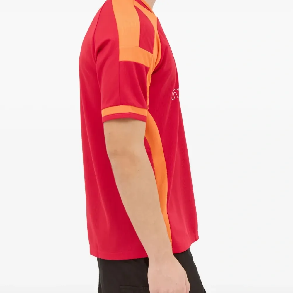 футболка с логотипом