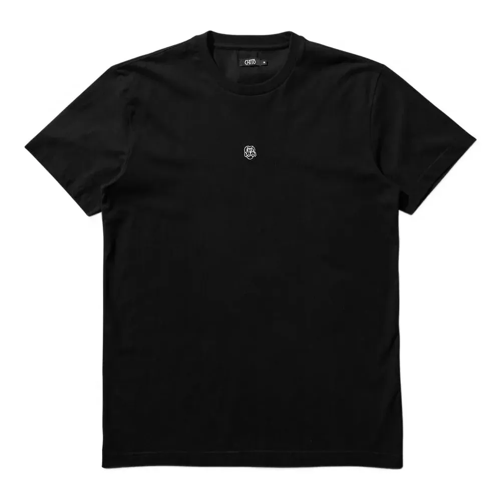 футболка с вышитым логотипом