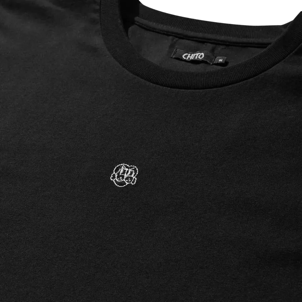 футболка с вышитым логотипом