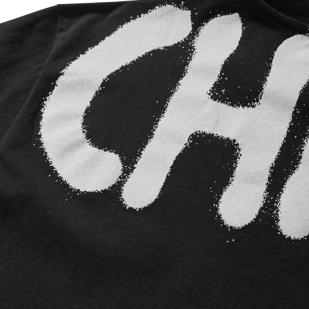 футболка с вышитым логотипом