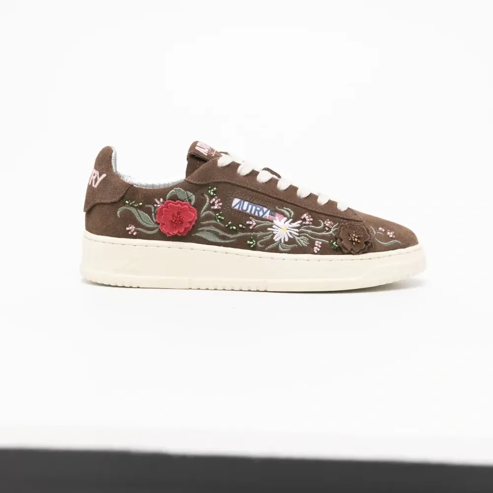 Кроссовки с вышивкой