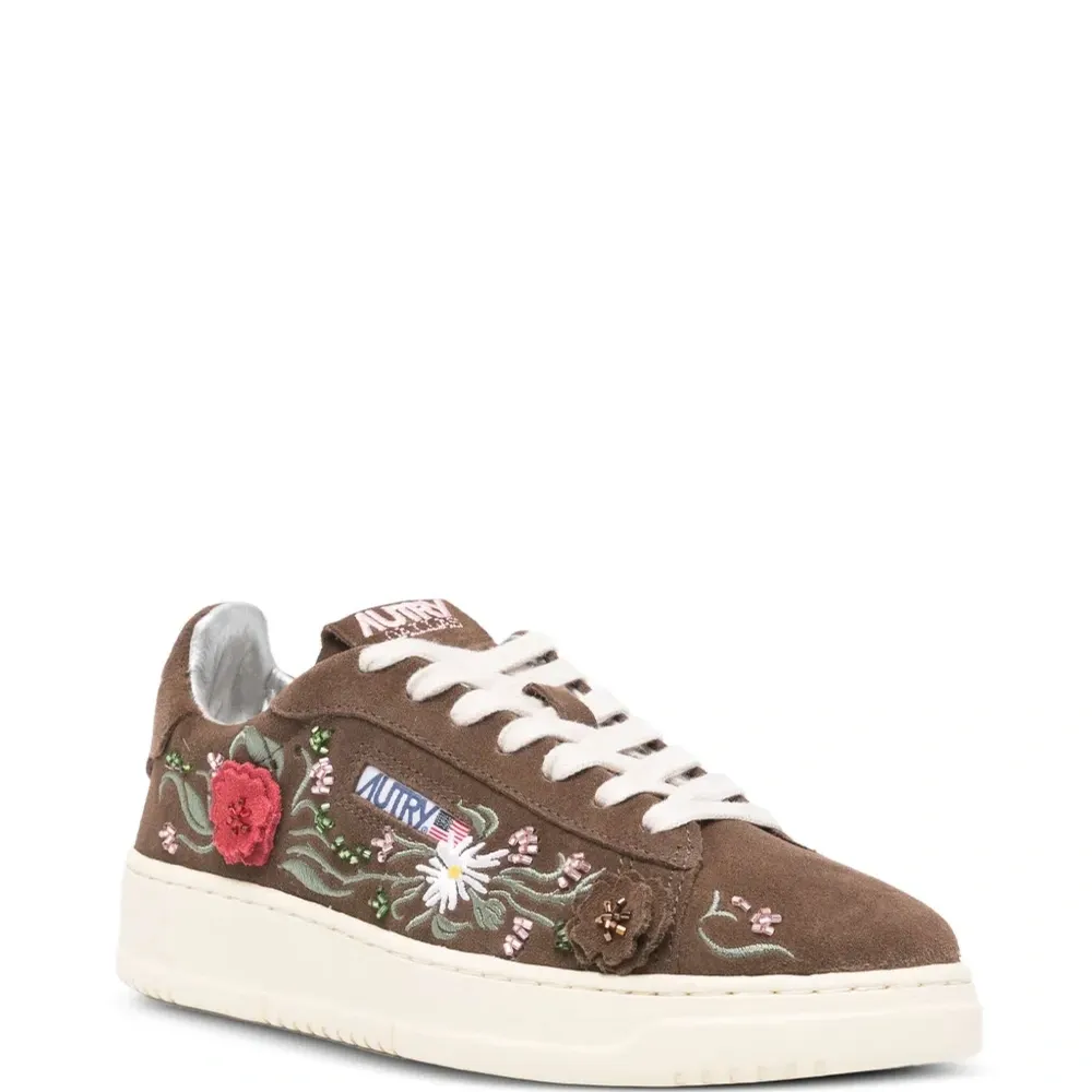 Кроссовки с вышивкой