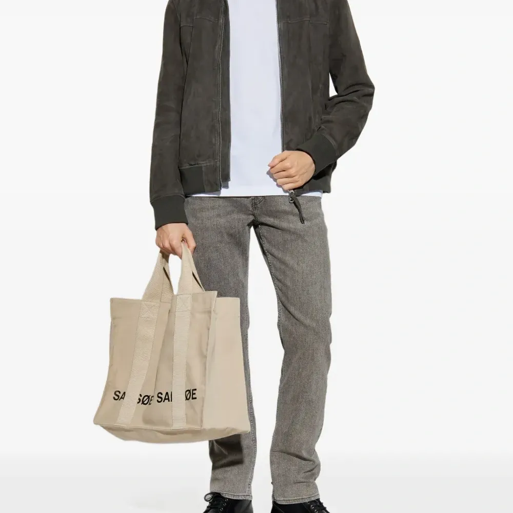 футболка с вышитым логотипом футболка с вышитым логотипом