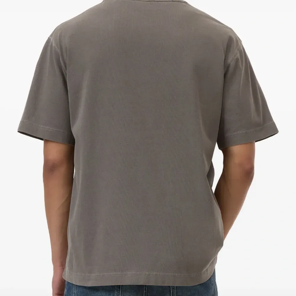 футболка с круглым вырезом