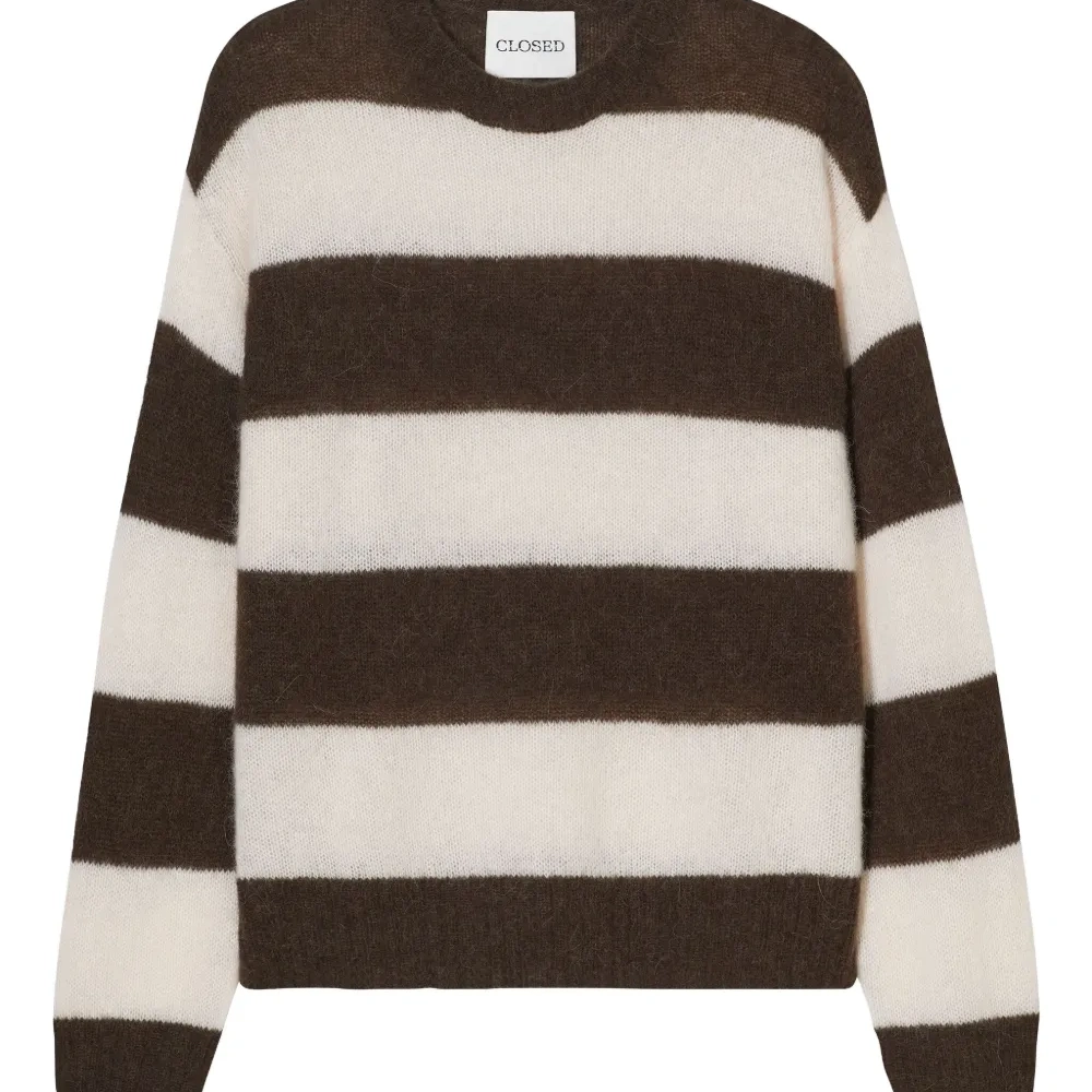 полосатый свитер с круглым вырезом