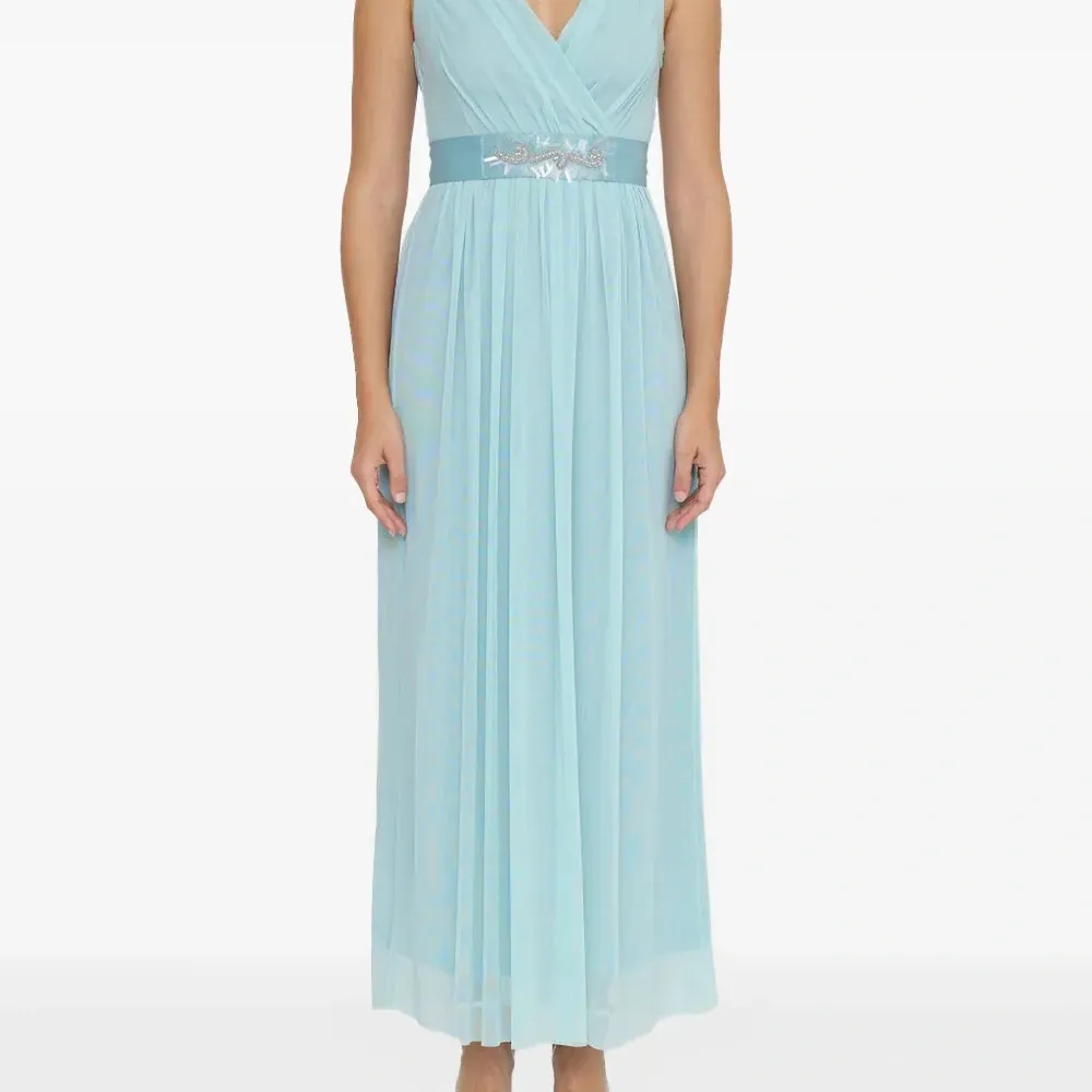 платье макси с V-образным вырезом и кристаллами